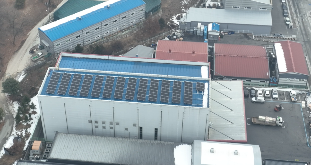 위제이가 롯데상사 안성공장에 지원한 자가용 태양광 발전설비 전경. [제공=위제이]