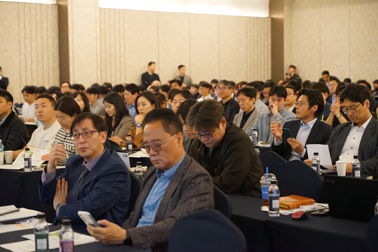 산업통상자원부와 한국에너지공단은 25일 서울 삼정호텔에서 ‘2025 풍력 고정가격계약 경쟁입찰 종합설명회’를 개최하고 올해부터 시행될 풍력 설비 입찰 평가 방식에 대해 설명했다. [사진=안상민 기자]