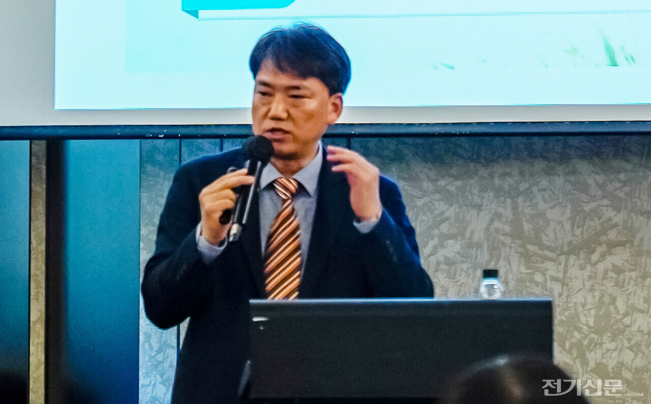 백길남 한국에너지공단 팀장이 태양광 고정가격계약입찰 개편사항을 설명하고 있다. [사진=김진후 기자]