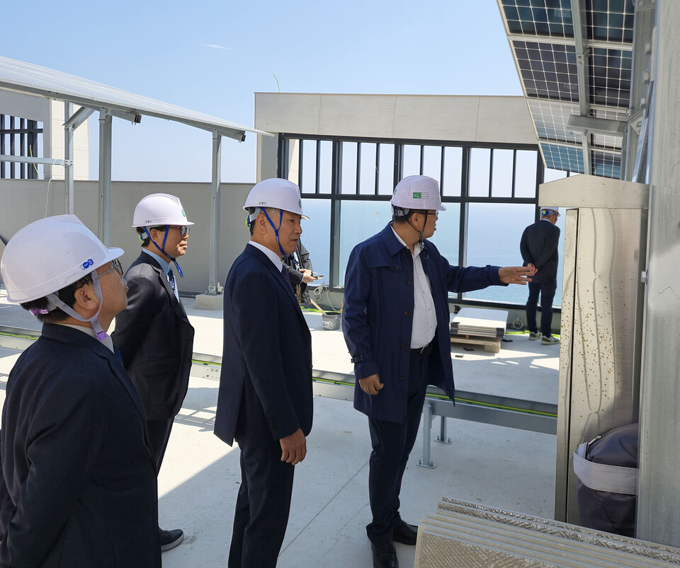 한국제품안전협회 및 신라모노그램 강릉 관계자들이 태양광 설비 설치 현장을 둘러보고 있다. [제공=한국제품안전협회]