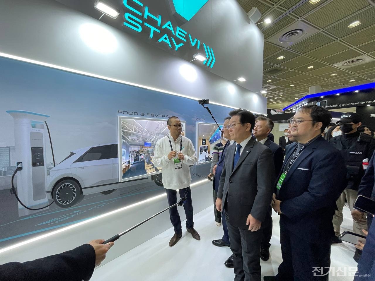 이재명 더불어민주당 대선후보가 '채비' 전시부스를 방문해 설명을 듣고 있다. [사진=채비]