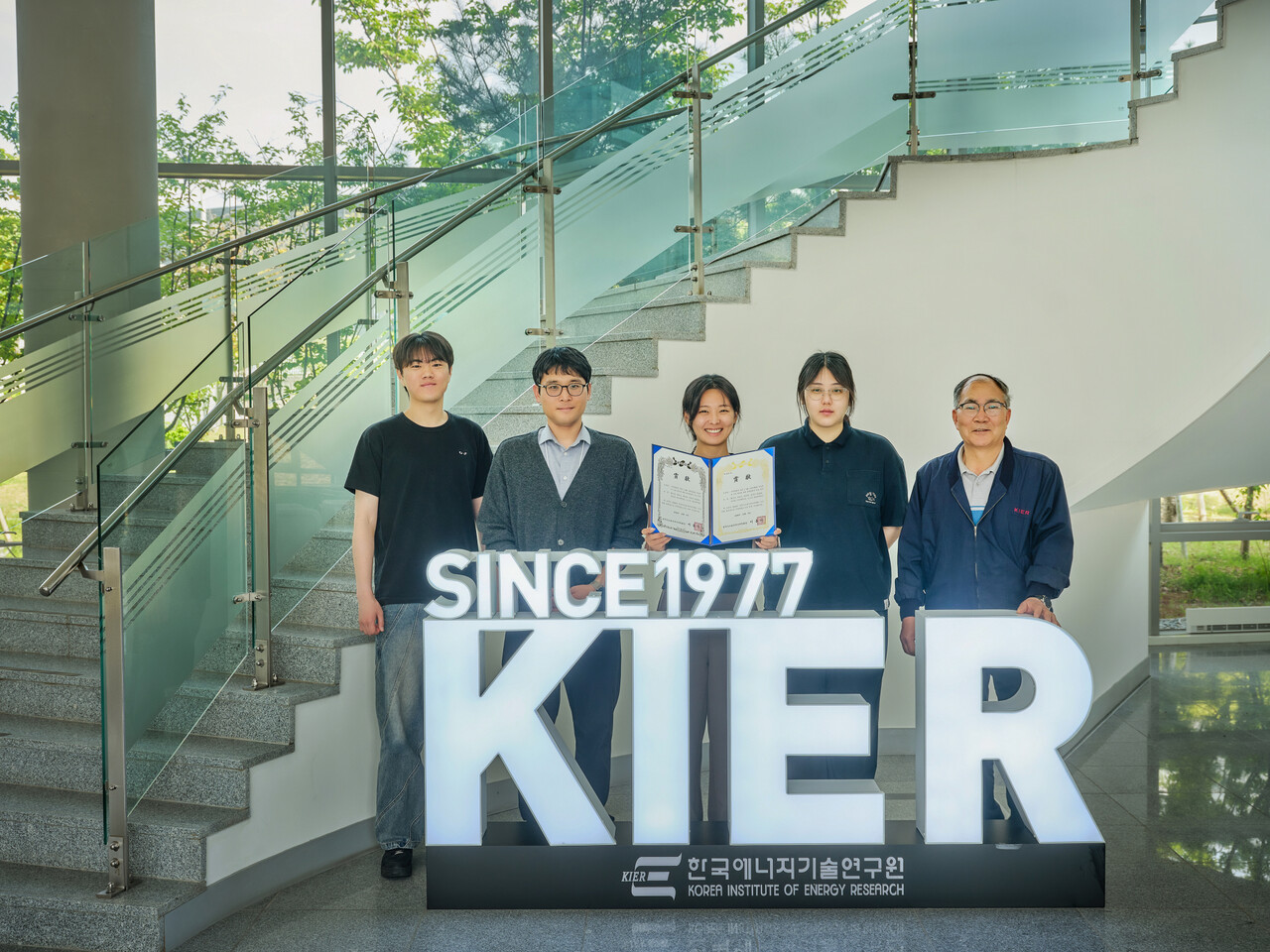 (왼쪽부터) 김재희 학생연구원, 강성민 박사, 황은비 학생연구원, 윤수빈 학생연구원, 백동현 박사가 단체 기념촬영을 하고 있다. [제공=한국에너지기술연구원]