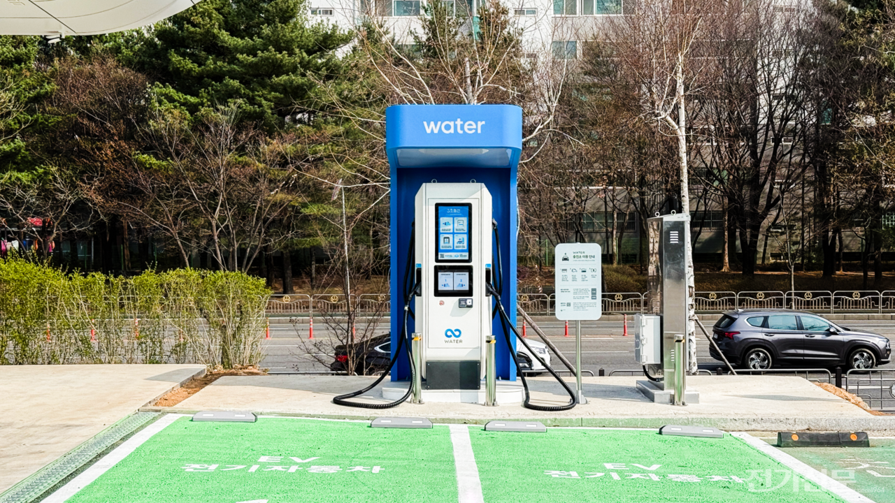 고양 종합운동장 제3주차장에 설치한 워터 급속충전기. [사진=브라이트에너지파트너스]
