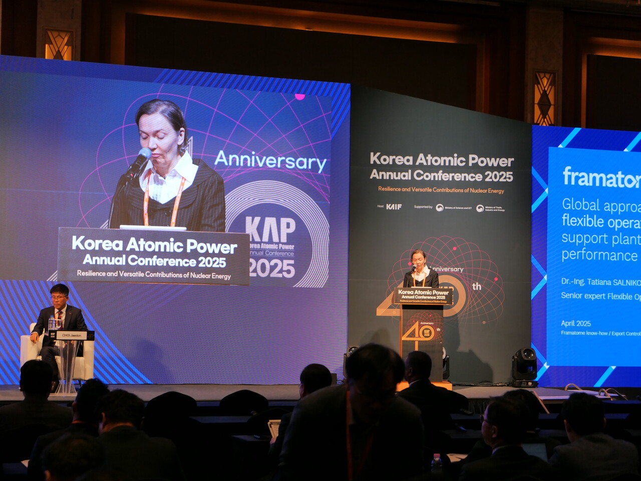타티아나 살니코바(Tatiana Salnikova) 프라마톰 PM이 ‘2025년 한국원자력연차대회’ 중 열린 ‘가동원전의 새 역할’ 세션에서 발표하고 있다. [사진=정세영 기자] 