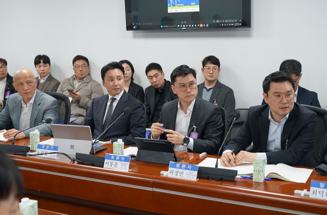 (앞줄 오른쪽부터) 허정민 산업통상자원부 사무관, 이동준 한국남부발전 실장, 노광철 대명에너지 전무, 진창규 도시와자연 대표가 패널토론을 진행하고 있다. [사진=안상민 기자]