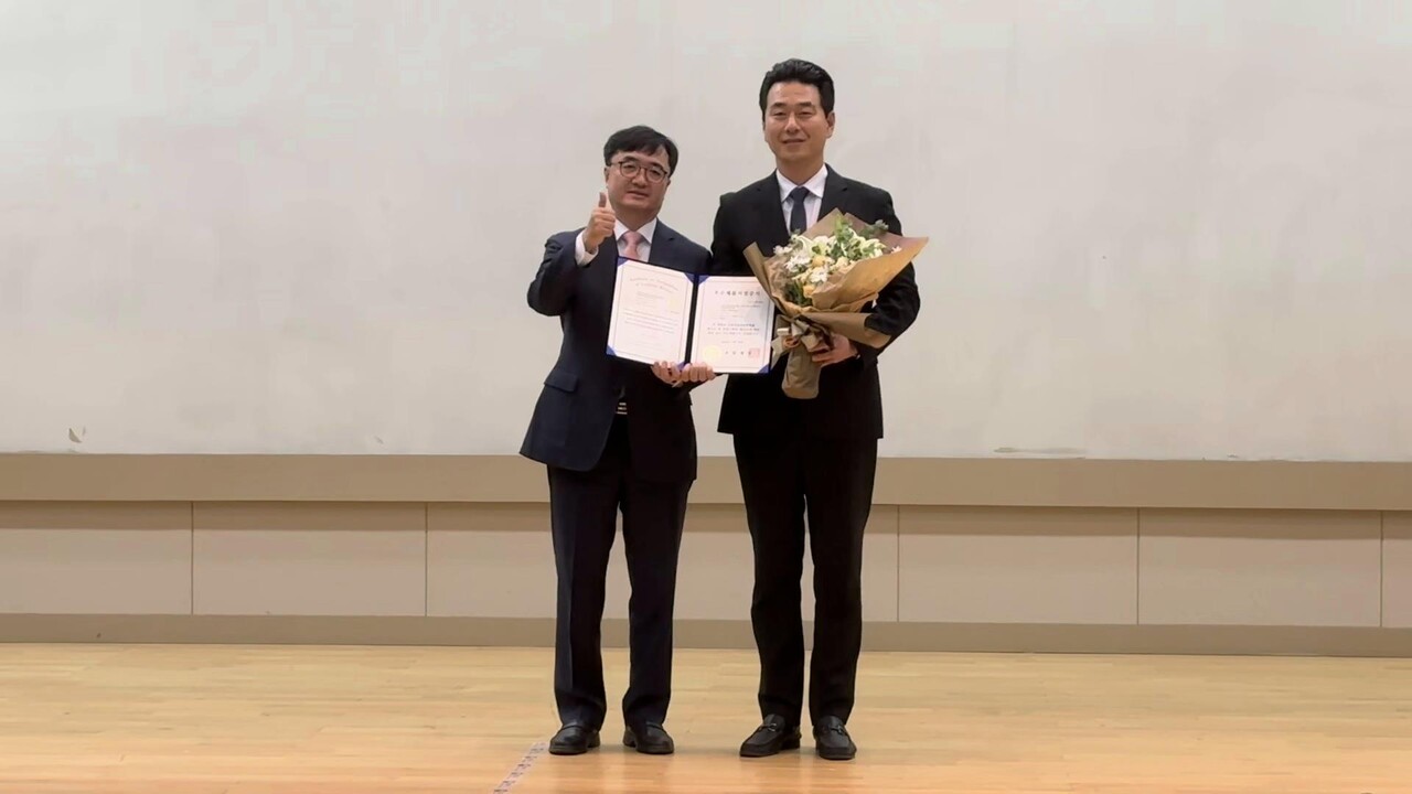 강영규 백현이앤에스 대표(오른쪽)과 임기근 조달청장이 우수 제품 지정증서 수여 후 기념촬영을 하고 있다. [제공=백현이앤에스]