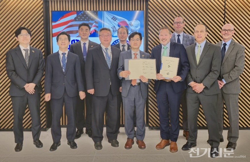 (앞줄 왼쪽 세번째부터) 박찬기 주미국 대한민국 대사관 상무관, 천영길 KCL 원장, 앤드류 키레타 ASTM 회장 등 참석자들이 업무협약을 체결한 후 기념 촬영을 하고 있다. [사진=KCL]