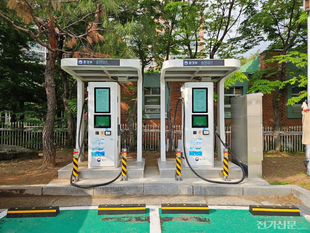 경기도 고양시 일산동구 한국노인인력개발원에 설치한 SK시그넷 전기차 충전기 [사진=SK시그넷]