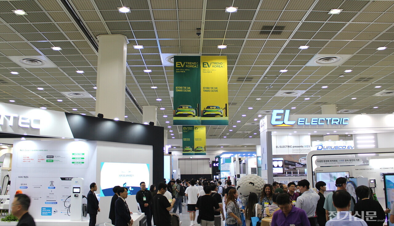 3일 서울 코엑스 A홀에서 개막한 'EV 트렌드 코리아 2025' 전시장을 관람객들이 둘러보고 있다. [사진=오철 기자]