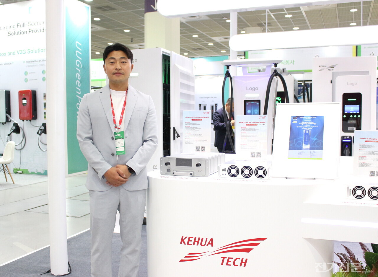  서강국 선전 커화 한국지사장이 40kW 파워모듈 제품들과 함께 사진을 찍고 있다. [사진=오철 기자]