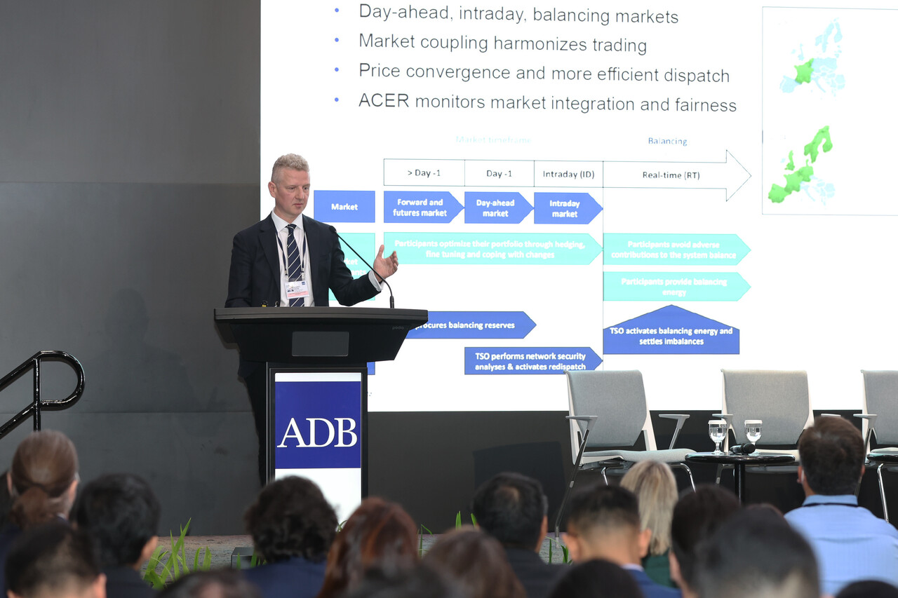 올거츠 빅스네(Olgerts Vigsne) 유럽연합 집행위원회(European Commission) 관리자가 EU 내 국가 간 연계망 건설 사례를 소개하고 있다. [제공=한국에너지공단]