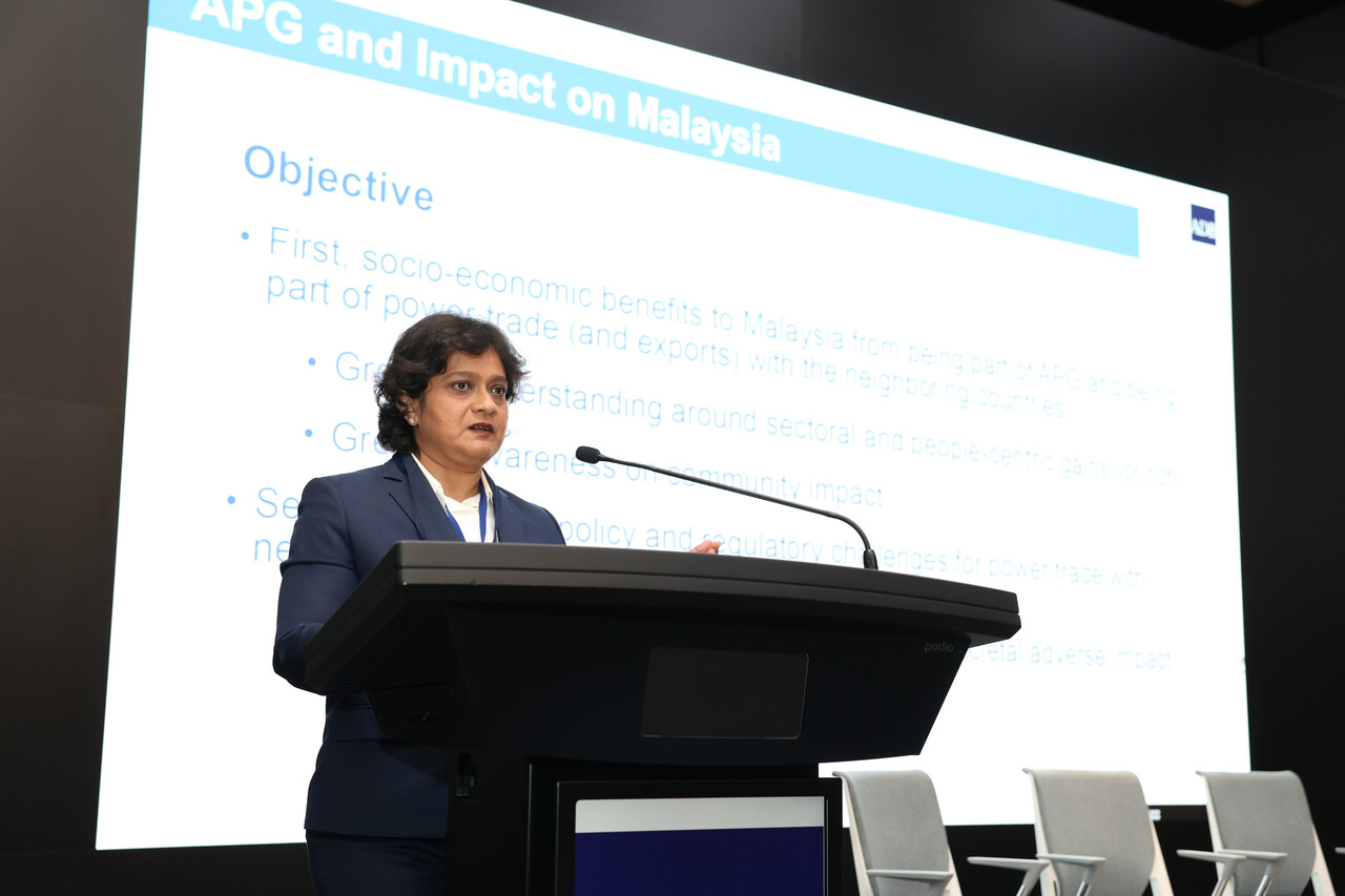 산치타 바수 다스 아시아개발은행(ADB) 지역 협력 및 통합 경제연구원이 말레이시아를 관통하는 아세안 파워그리드(APG)의 경제 효과와 과제 연구 결과를 공개하고 있다. [제공=한국에너지공단]