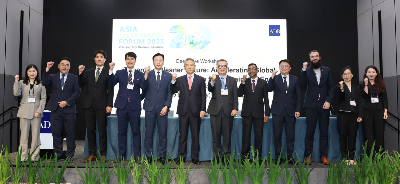 아시아 클린에너지 포럼(ACEF) 2025 심층워크숍에서 한국에너지공단과 아시아개발은행(ADB) 및 해외 협력사업을 추진한 민간 기업 관계자들이 기념촬영을 하고 있다. [제공=한국에너지공단]
