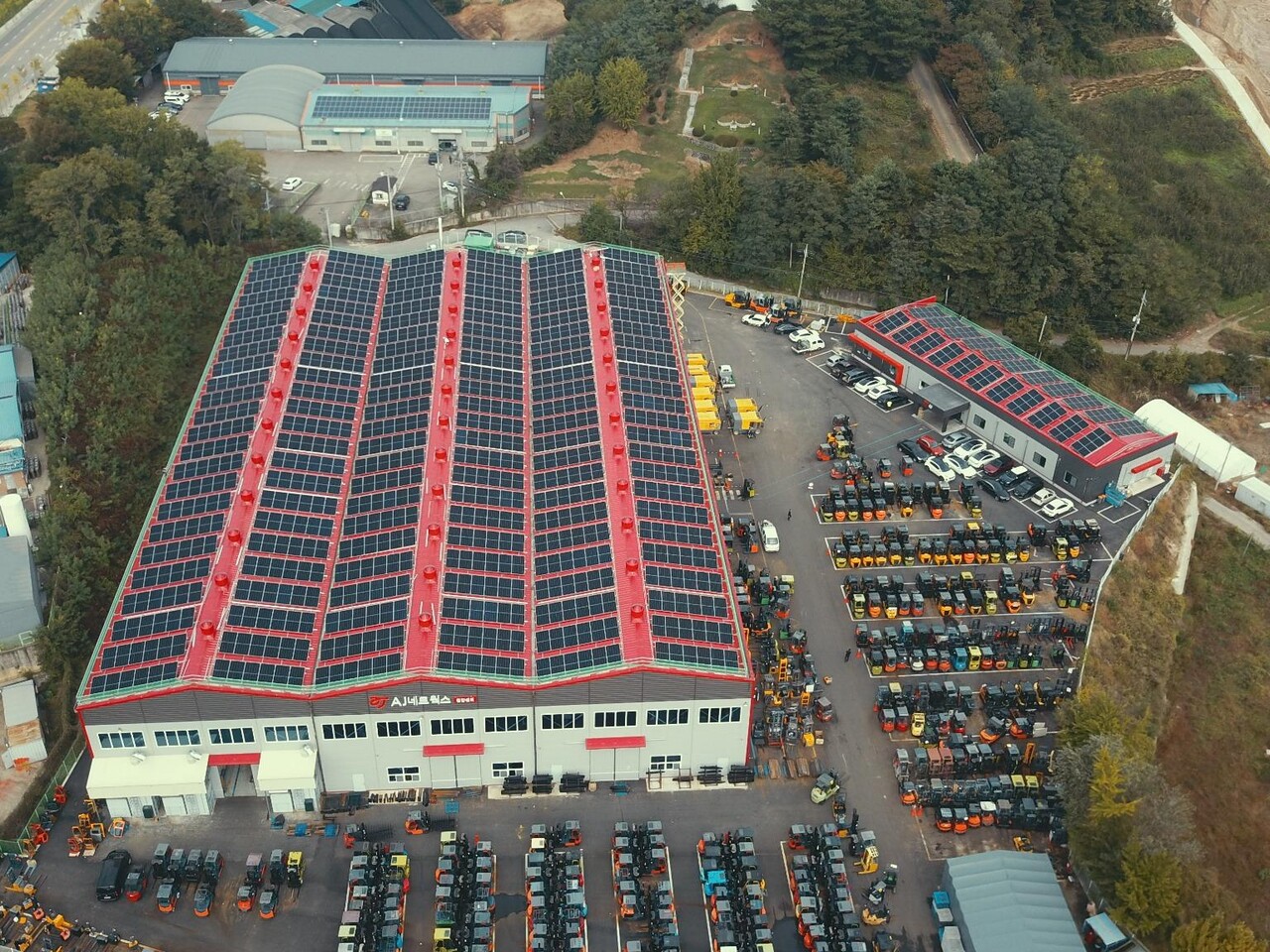 엔라이튼이 AJ네트웍스 천안센터 지붕에 설계·시공한 669kW 규모의 태양광 발전소 전경. [제공=엔라이튼]