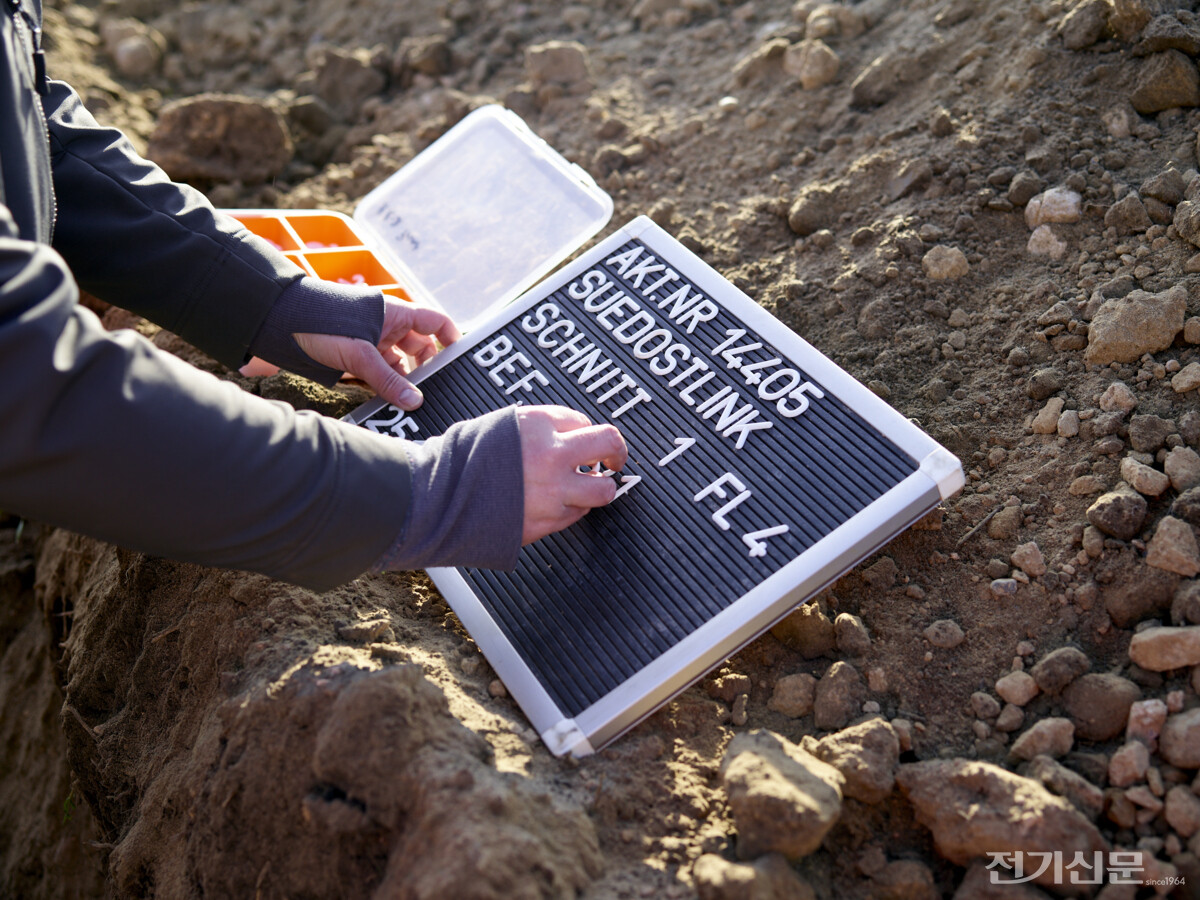 독일의 대표 송전운영사 중 하나인 50헤르츠가 건설 중인 HVDC 프로젝트 수드오스트링크의 지중 케이블 시공 현장. 한 작업자가 정보 식별용 보드에 시공 구간 정보를 표시하고 있다. [제공=50Hertz]