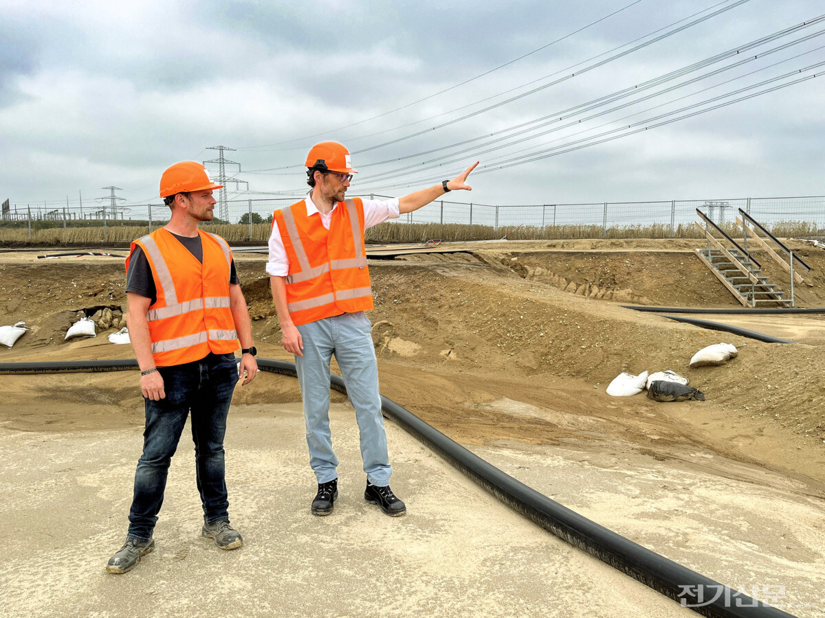 50Hertz 관계자가 수드오스트링크 현장에서 케이블 인입 과정을 감독하고 있다. [제공=50Hertz]