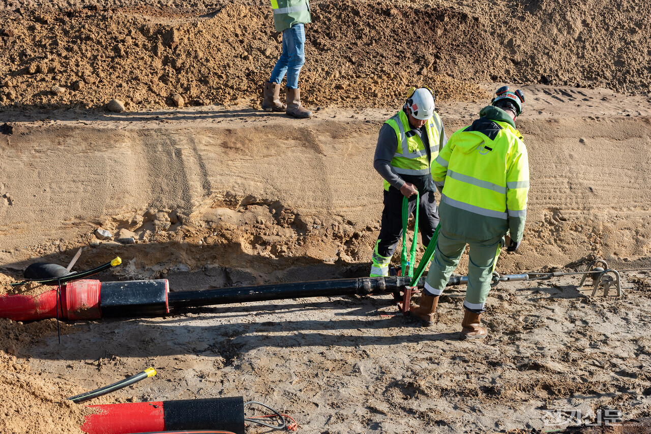 테넷의 HVDC 프로젝트 수드링크가 경과하는 니더작센주 헤슬링겐 인근 현장에서 케이블을 지중관로에 삽입하는 주요 인입 공정이 진행되고 있다. [제공=테넷]