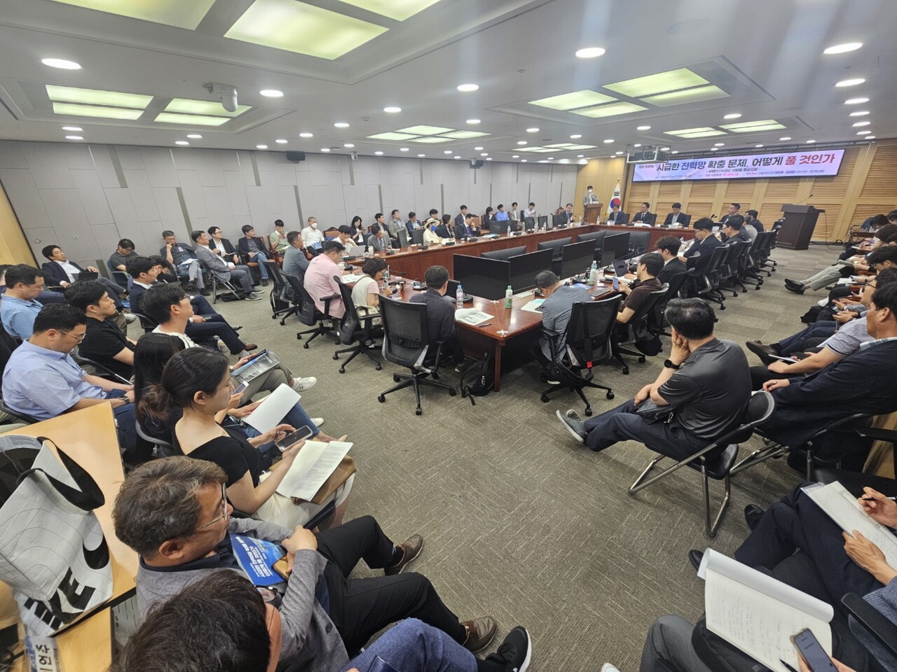이날 토론회에는 재생에너지 개발사와 공급망 업계 관계자, 한전 등 이해당사자가 행사장을 가득 메워 전력망 확충 문제의 시급성을 그래도 보여줬다.