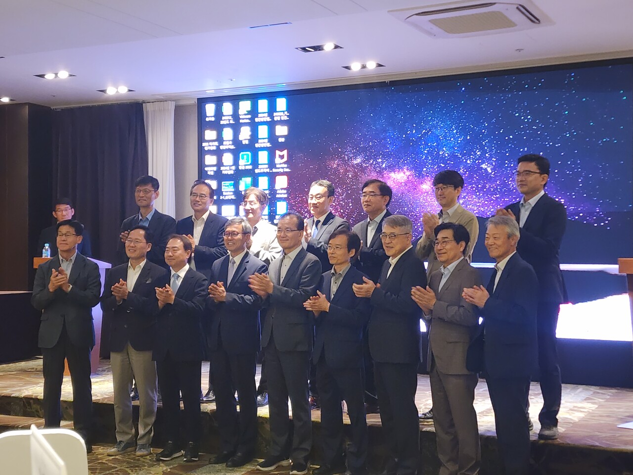 18일 민간발전협회와 한국자원경제학회가 공동 주최한 ‘전력시스템 위기와 민간발전의 역할’ 세미나에서 참석자들이 기념촬영을 하고 있다. [사진=정세영 기자]