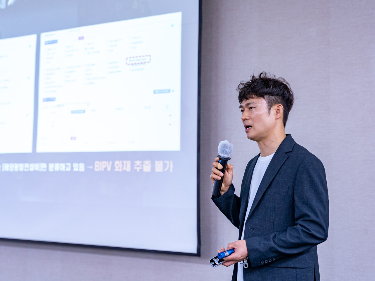 오용태 경상남도소방본부 화재조사팀장이 실 화재 사례를 바탕으로 다각적인 안전관리의 필요성을 설명하고 있다. [사진=김진후 기자]