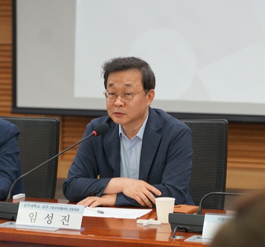 임성진 에너지전환포럼 공동대표가 패널토론을 진행하고 있다. [사진=안상민 기자]