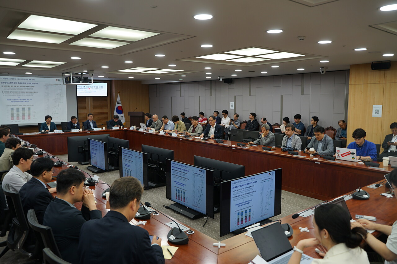 이날 세미나에 참여한 청중들이 발표문 및 패널토론을 청취하고 있다. [사진=안상민 기자]