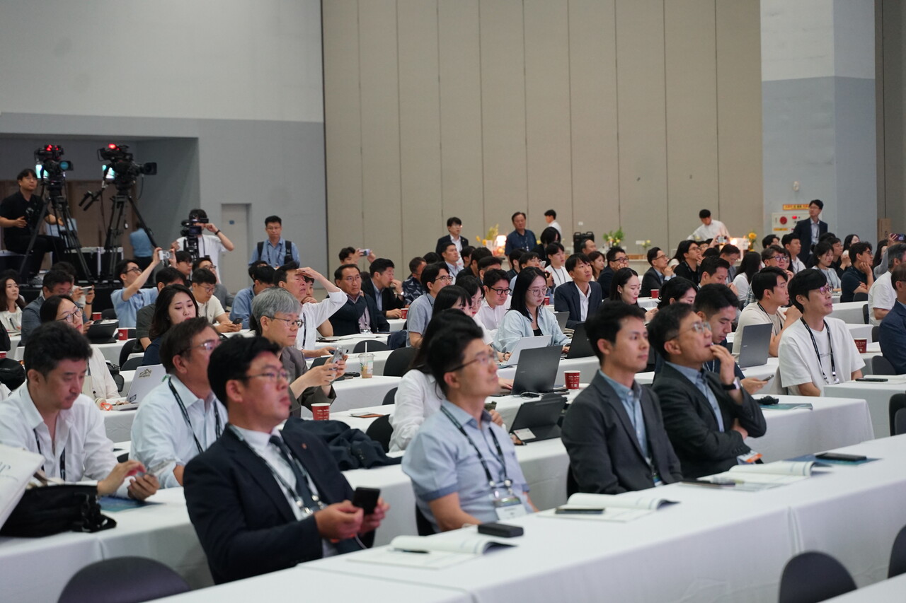 청중들이 연사의 발표를 경청하고 있다. [사진=안상민 기자]