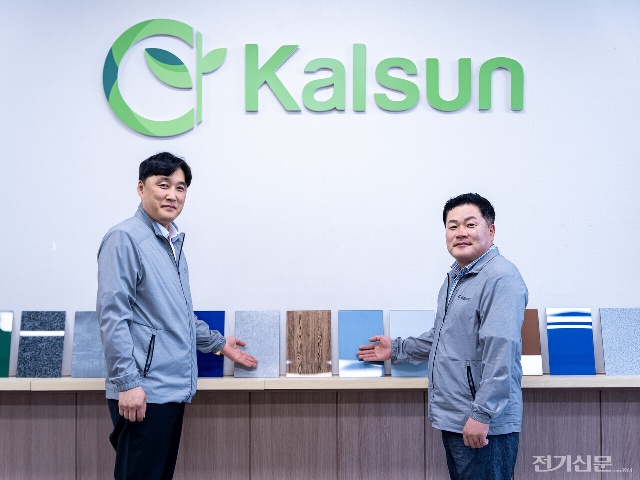 (왼쪽부터) 칼선의 안용진, 문지현 공동대표가 자사의 특화 BIPV 모듈을 소개하고 있다. [사진=김진후 기자]