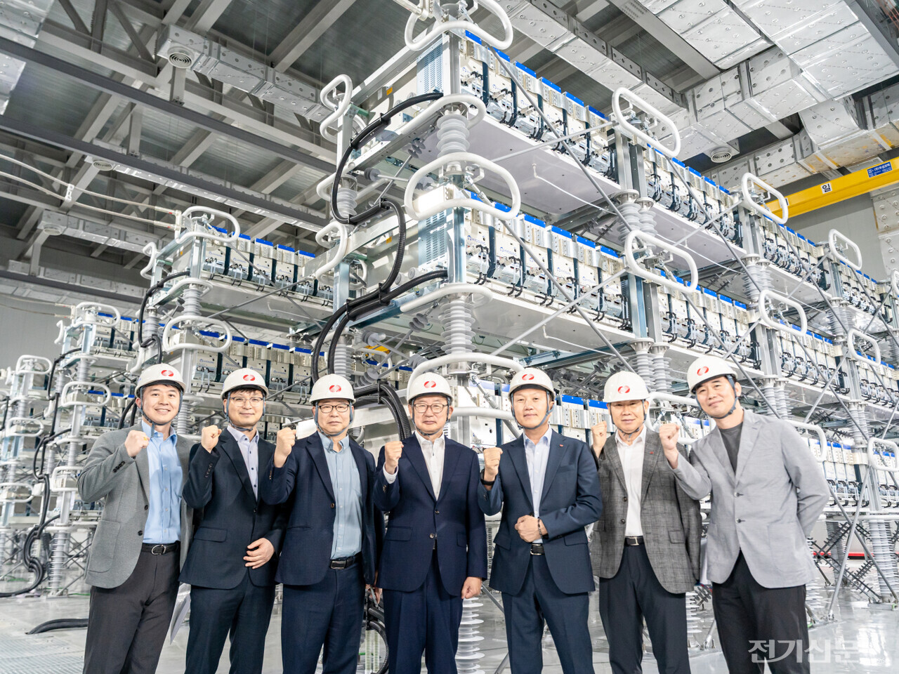 권기영 효성중공업 국내영업총괄 전무(왼쪽 네 번째)와 박우근 한국전력 경기북부본부장(오른쪽 세 번째) 등 한전, 효성중공업 실무진이 설비 순시 후 단체 기념촬영을 하고 있다. [사진=김진후 기자]