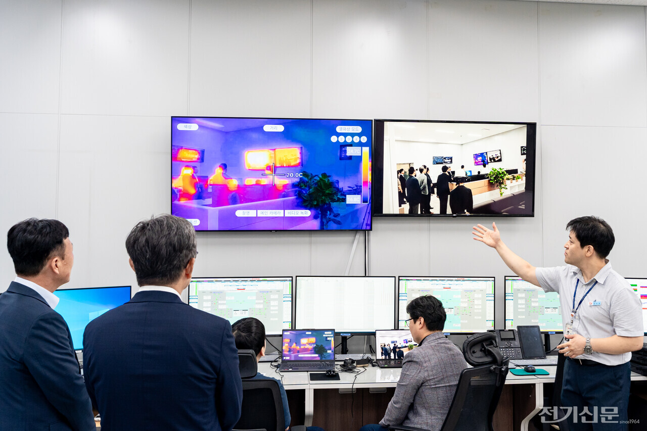 한전 경기북부본부 전력관리처가 AI 패트롤 렌즈를 시연하고 있다. [사진=김진후 기자]