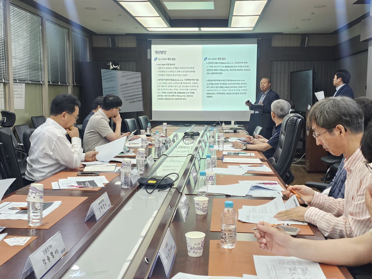 김광곤 제품안전협회 상근부회장(왼쪽 첫 번째)을 비롯해 홍성희 HJ산전 회장 등 차단기제조업체 협의회 회원들이 3일 회의를 갖고 국민 안전을 위해 역접속 차단기 활용을 제한할 수 있도록 KS표준의 개정이 필요하다는 데 공감대를 형성했다. [사진=윤정일 기자]