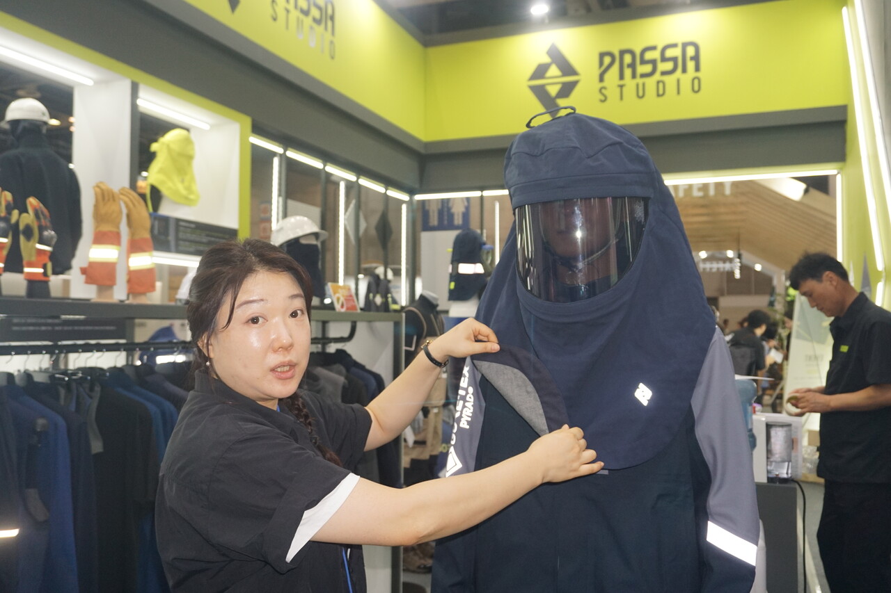 김윤경 패트론엔젤 실장이 새롭게 출시한 아크복 브랜드 ‘파사 스튜디오(PASSA STUDIO)’의 아크복과 아크후드의 기능 및 디자인을 설명하고 있다. [사진= 조정훈 기자]