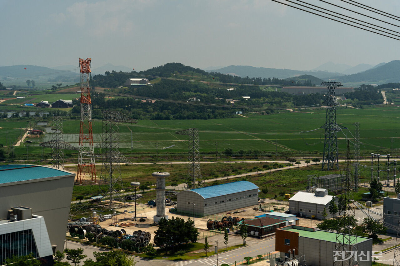 고창전력시험센터에 설치된 HVDC용 철탑과 서지 실험 장비 전경. [사진=김진후 기자]