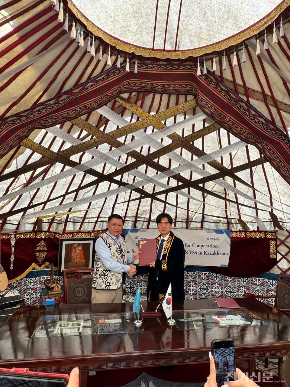 이동준 지투파워 부사장(CTO)과 유가이 막심 K-MAX그룹 CEO가 MOU를 체결하고 기념 사진을 찍고 있다. [사진=지투파워]