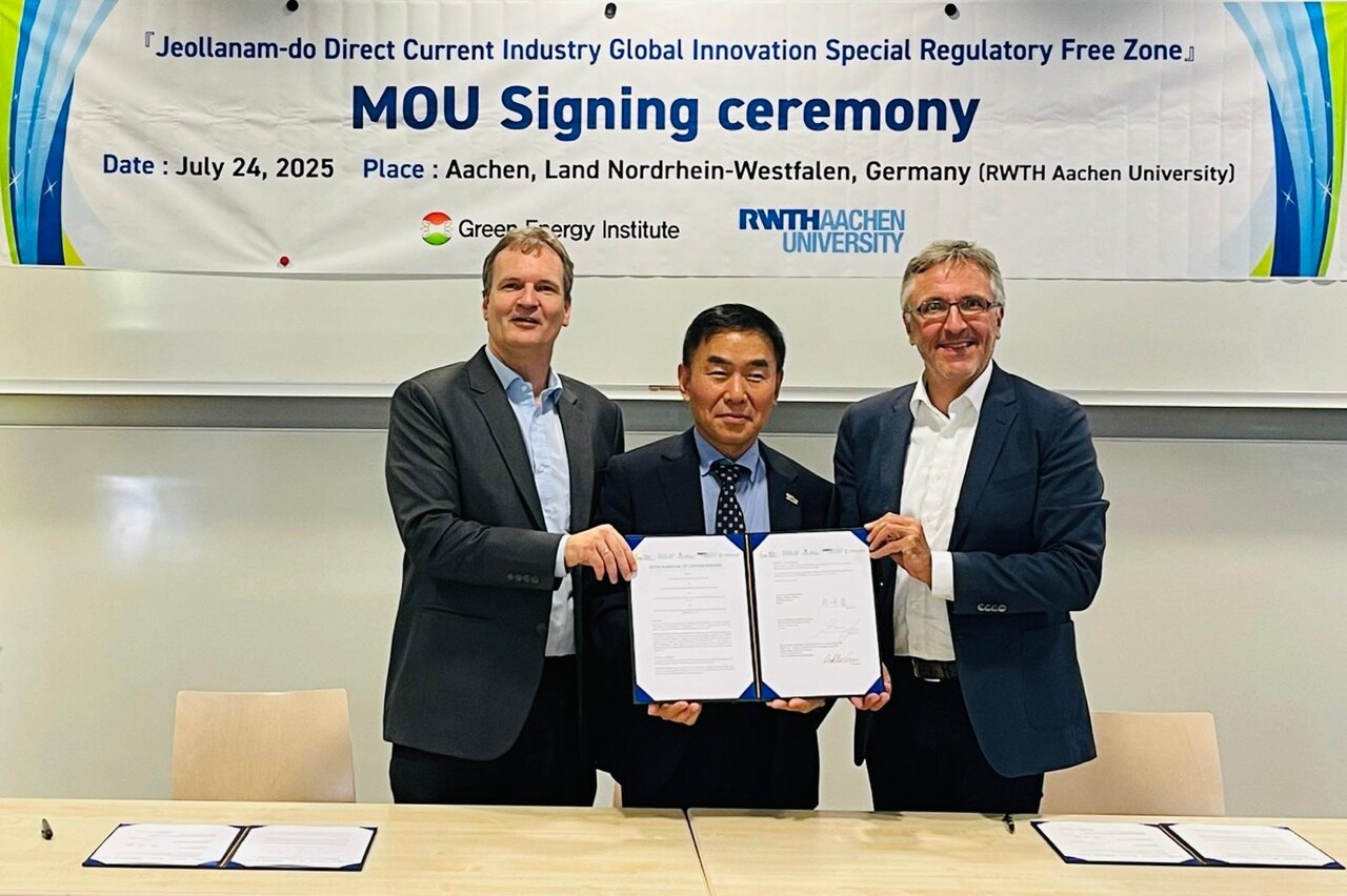 황규철 녹색에너지연구원 원장(가운데)와 독일 아헨공과대학교 관계자들이 협약 후 기념촬영을 하고 있다. [제공=녹색에너지연구원]