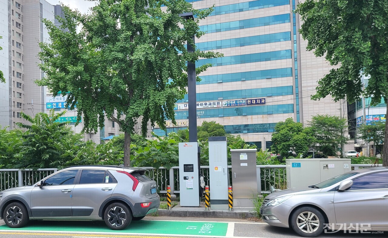 용인시 노상주차장에 설치된 SK일렉링크 IoT 가로등형 충전기 [사진=SK일렉링크]