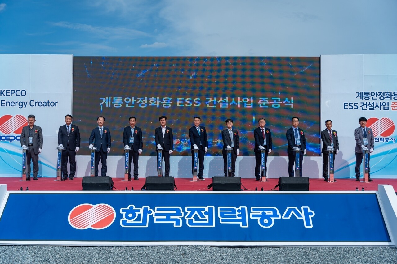 지난해 아시아 최대 규모의 계통안정화용 ESS 건설사업 준공식에 참석한 주요 귀빈들이 준공 퍼포먼스를 진행하고 있다.[사진=전기신문DB]