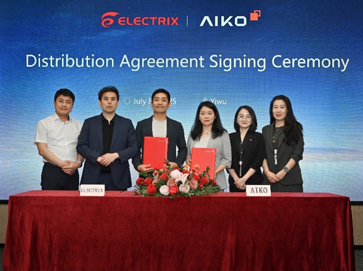 일렉트릭스와 AIKO 회사 관계자들이 계약 체결 후 단체 기념촬영을 하고 있다. [제공=일렉트릭스]