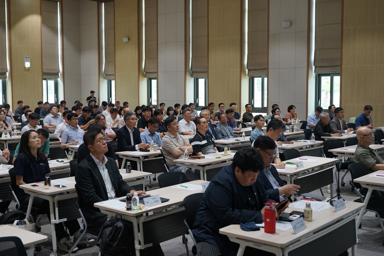 청중이 연사의 발표를 청취하고 있다. [사진=안상민 기자]