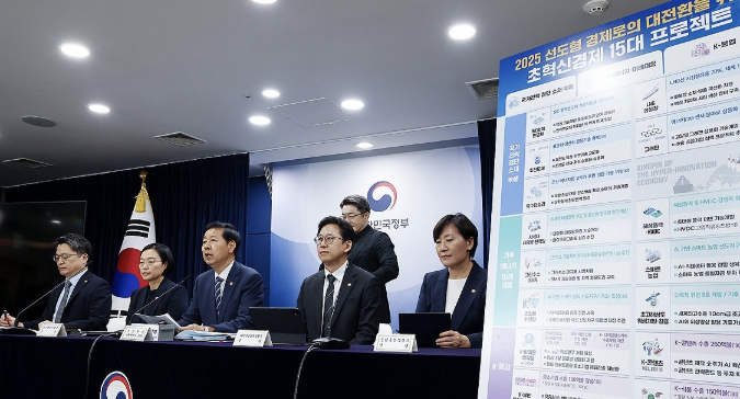 구윤철 경제부총리 겸 기획재정부 장관이 22일 정부서울청사에서 열린 관계부처 합동 브리핑에서 새정부 경제성장전략에 대해 설명하고 있다. 왼쪽부터 문신학 산업통상자원부 1차관, 한성숙 중소벤처기업부 장관, 구 부총리, 배경훈 과학기술정보통신부 장관, 송미령 농림축산식품부 장관[사진=연합뉴스]