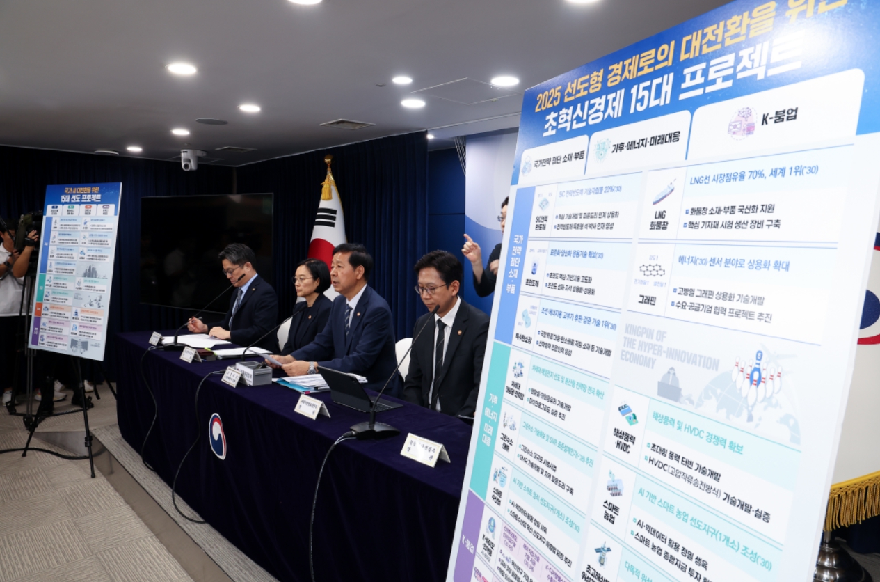 구윤철 경제부총리 겸 기획재정부 장관이 22일 정부서울청사에서 열린 새정부 경제성장전략 관계부처 합동 브리핑에서 발언하고 있다.(왼쪽부터) 문신학 산업통상자원부 1차관, 한성숙 중소벤처기업부 장관, 구 부총리, 배경훈 과학기술정보통신부 장관.[제공=연합뉴스]