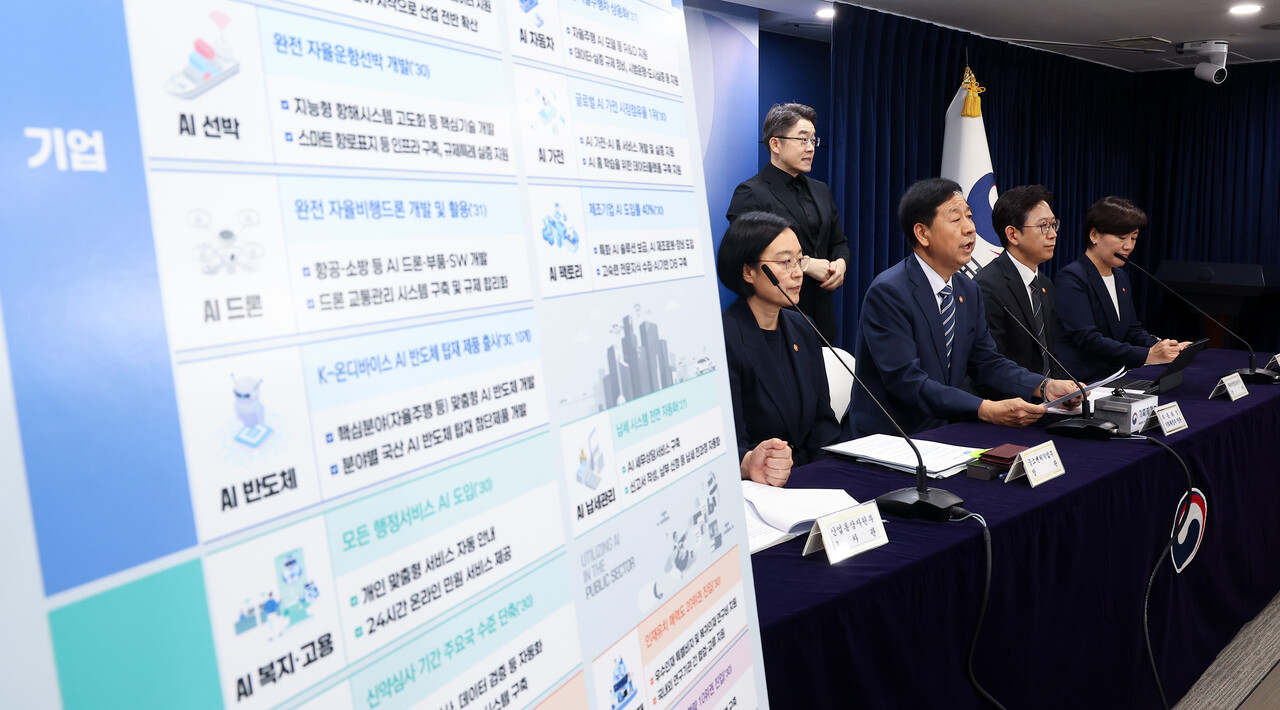 구윤철 경제부총리 겸 기획재정부 장관이 22일 정부서울청사에서 열린 새정부 경제성장전략 관계부처 합동 브리핑에서 발언하고 있다. 왼쪽부터 한성숙 중소벤처기업부 장관, 구 부총리, 배경훈 과학기술정보통신부 장관, 송미령 농림축산식품부 장관. [제공=연합뉴스]