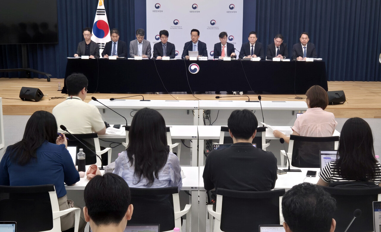 기획재정부 윤인대 차관보(왼쪽 다섯 번째)가 지난 19일 정부세종청사 민원동 공용브리핑실에서 새 정부 경제 성장전략에 관한 상세 브리핑을 하고 있다.[제공=연합뉴스]