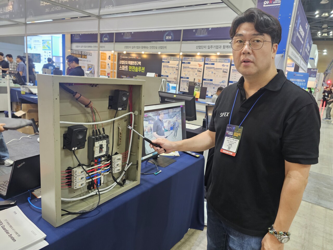 2025 대한민국 안전산업박람회에 참가한 스펙스테크의 안준표 이사가 'SFEX 가디언 시스템'의 장점에 대해 설명하고 있다. [사진=윤정일 기자]