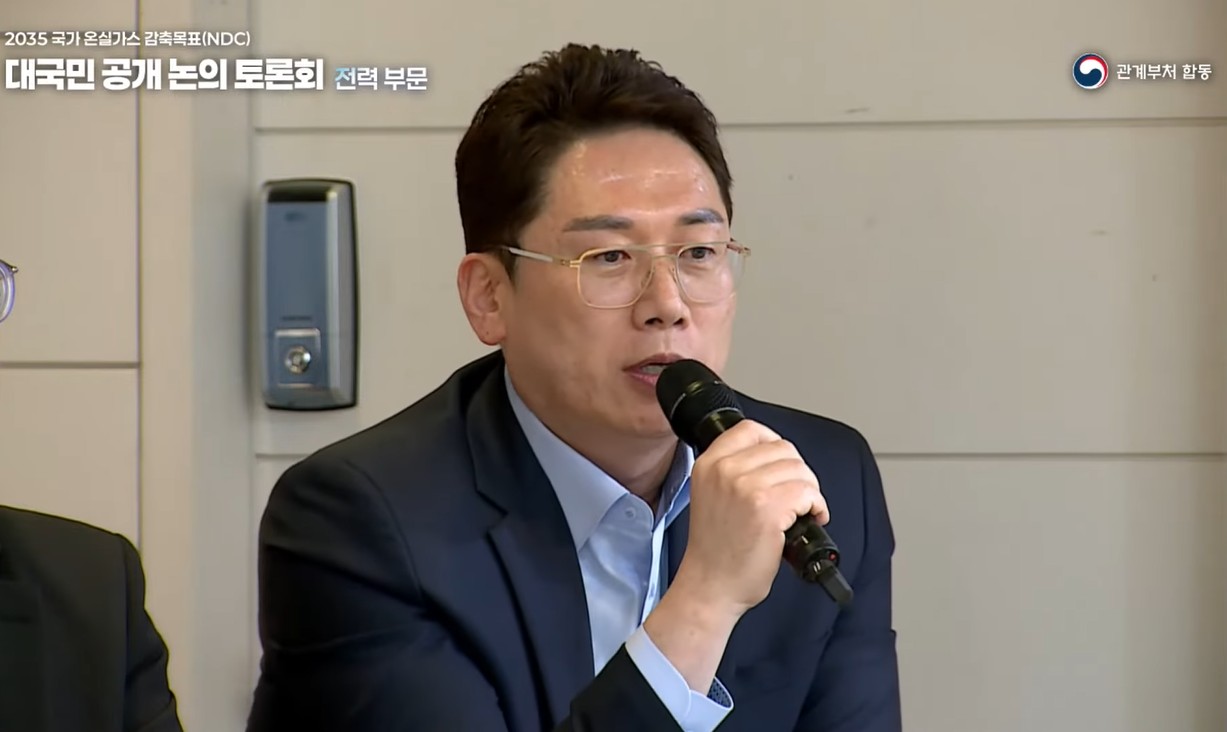 주성석 한국태양광산업협회 부회장(HD현대에너지솔루션 전무)가 2035 NDC 토론회에서 국내 기술 제조 기업의 육성을 촉구하고 있다. [제공=한국태양광산업협회]