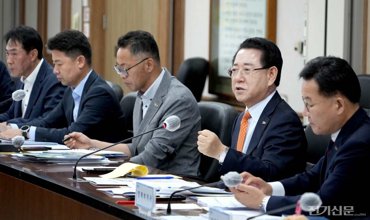 김영록 전라남도지사가 도청 서재필실에서 실국장 및 관련 기관이 참석한 가운데 ‘전남 에너지미래도시 100일 플랜 klck-off 회의’를 주재하고 있다. [사진=전남도]