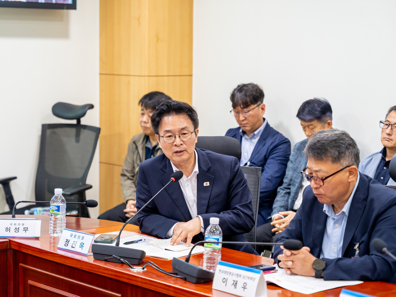 국회 산업통상자원중소벤처기업위원회 정진욱 의원이 토론회에서 직접생산 확인기준의 불합리성에 대해 강조하고 있다. [사진=김진후 기자]