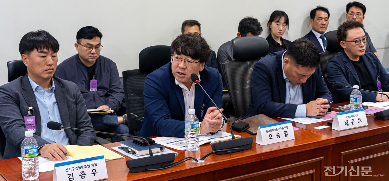 토론회에 참석한 조달 업계 대표자들이 발언하고 있다. [사진=김진후 기자]