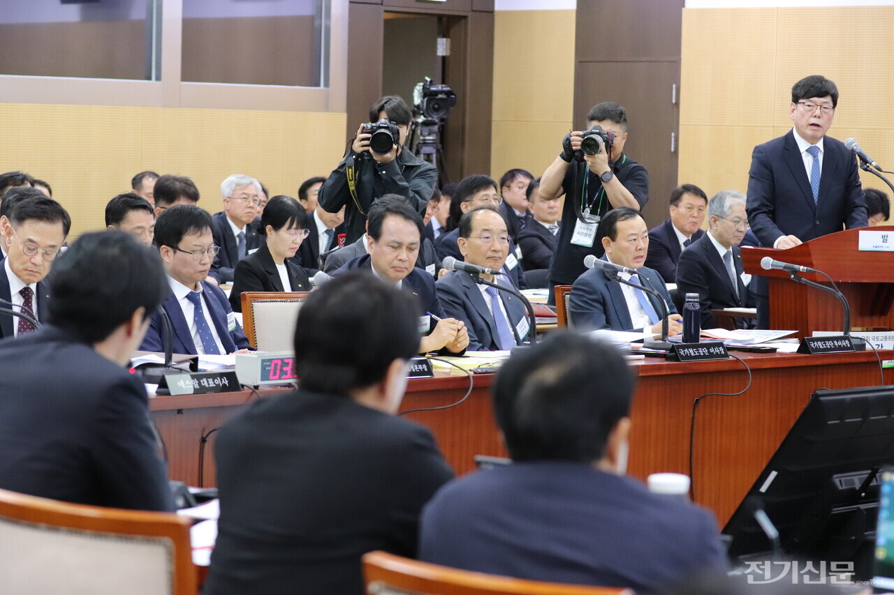 2025 국감] 다원시스, 전동차 납품 지연에도 지속 수주 도마 위 < 철도∙플랜트 < 시공∙플랜트 < 기사본문 - 전기신문