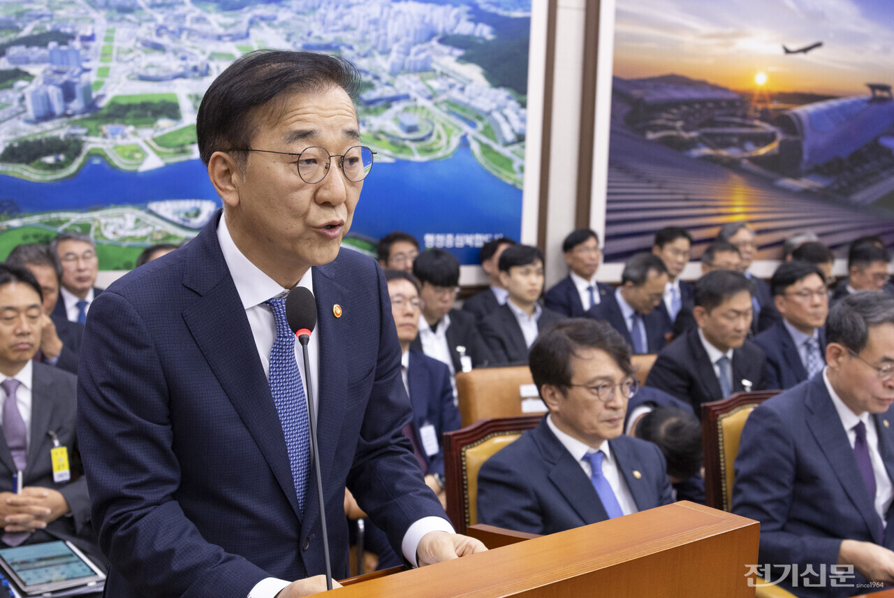 김윤덕 국토부 장관 “다원시스 납품지연 사태, 입찰제도 전면 개선” < 2025 국정감사 < 국정감사 < 기사본문 - 전기신문
